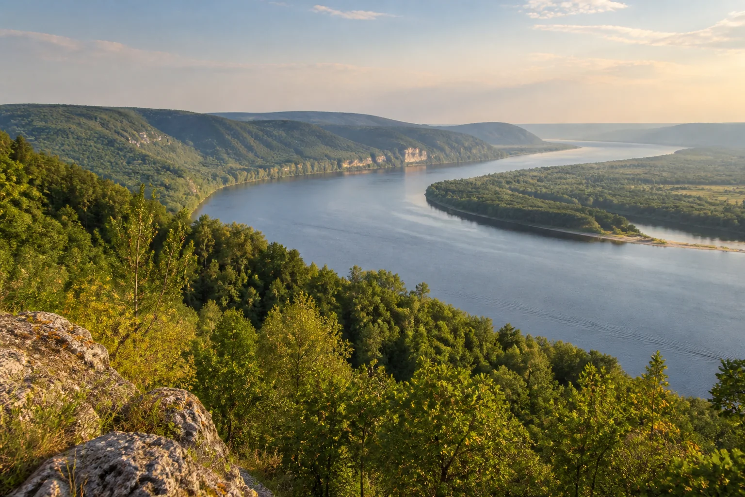 Панорама Самарской Луки с зелёными холмами и синей лентой Волги